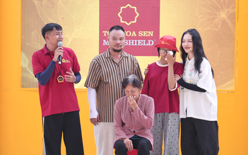 Xót xa cảnh bà cụ U.70 chật vật làm điểm tựa cho cháu gái mồ côi