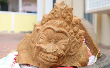 Công nhân phát hiện 2 phù điêu Champa tại tháp Dương Long