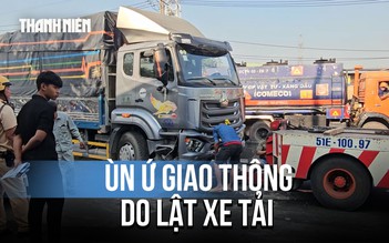 Xe tải tông dải phân cách, giao thông cửa ngõ TP.HCM ùn ứ