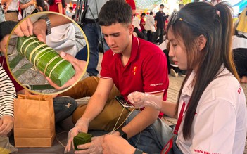 Sinh viên quốc tế lúng túng lần đầu gói bánh tét, đón Tết Việt giữa giảng đường