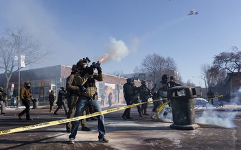 Căng thẳng đặc vụ liên bang Mỹ bắn chết người