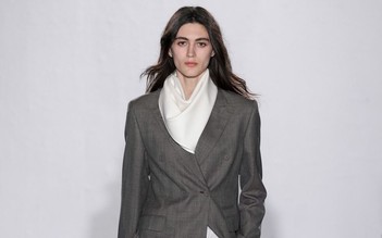 Màu xám không lạnh: bí quyết mặc gam màu công sở quen thuộc mà vẫn cuốn hút