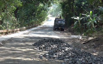 Lắp barie kiểm soát người ra vào rừng ở núi Bà Đen