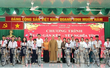 Tặng quà tết và xe đạp cho học sinh hiếu học ở xã Củ Chi