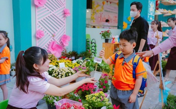 TP.HCM rực rỡ sắc hoa đón tết ở những trường học hàng ngàn mét vuông
