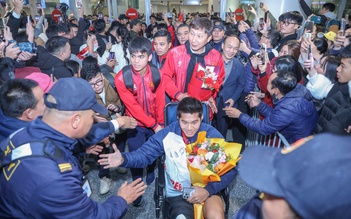 Báo Hàn Quốc: 'Khoảnh khắc HLV Kim sang-sik đẩy xe lăn cho Hiểu Minh lay động hàng triệu con tim'