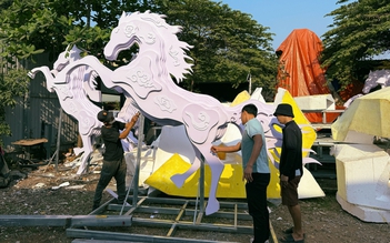 Bên trong xưởng làm linh vật ngựa cho Đường hoa Nguyễn Huệ 2026