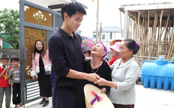 Hàng xóm vỡ òa khi Đình Bắc về thăm nhà, gia đình phấn khởi dựng rạp bày cỗ mời bà con