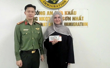 Công an cửa khẩu Tân Sơn Nhất trao trả lại nhiều tài sản cho hành khách