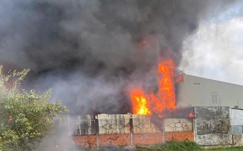 Cháy xưởng nhựa tại xã Đông Thạnh, ảnh hưởng 8 nhà dân