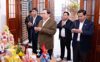 Chủ tịch Quốc hội thắp hương tưởng nhớ cố Tổng Bí thư Nguyễn Phú Trọng