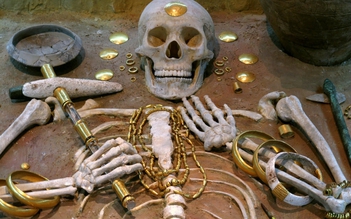 Phát hiện trang sức vàng đầu tiên của nhân loại trong mộ cổ