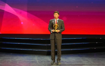 Hình ảnh Đình Bắc đội mũ cối cho HLV Kim Sang-sik được vinh danh, U.22 Việt Nam thắng lớn