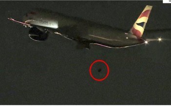 Máy bay rớt bánh lúc cất cánh