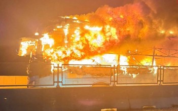 Xe khách bốc cháy trên cao tốc, nam sinh lớp 12 tử vong