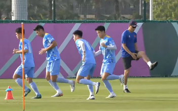 Thanh Nhàn xỏ giày đinh trở lại, HLV Kim hào hứng tập cùng U.23 Việt Nam dưới trời nắng chang chang