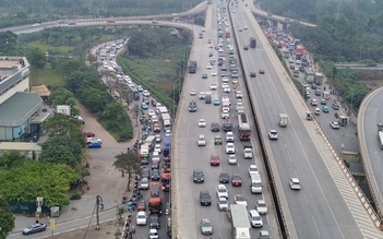 Người dân trở lại Hà Nội sớm 1 ngày, đường Vành đai 3 ùn tắc dài