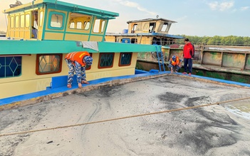 Bắt 4 tàu sắt chở gần 800 mét khối cát từ hướng biển đi vào sông Cửa Đại