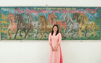 Sinh động đến ngỡ ngàng: Linh vật ngựa được vẽ bằng phấn trên bảng đen