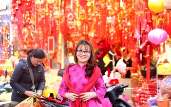 Phố cổ Hà Nội đỏ rực đón tết Nguyên đán Bính Ngọ, người dân rộn ràng check-in