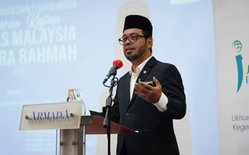 Bộ trưởng Malaysia gây sốc khi nói căng thẳng công việc góp phần gây đồng tính