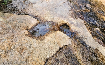 Bí ẩn bàn chân tiên tại di tích cách mạng