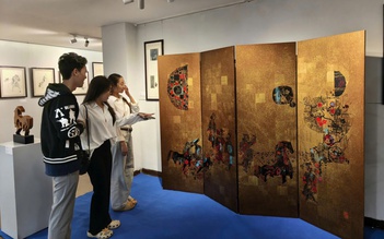 Chiêm ngưỡng ngựa và hoa của Lê Bá Đảng