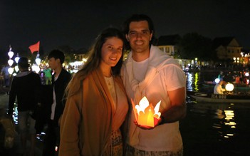 Đón Tết Dương lịch ở Hội An, khách Tây thả hoa đăng trên sông Hoài