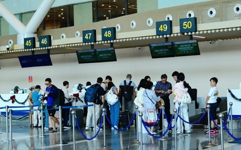 Khách chơi tết đổ về ồ ạt, sân bay Tân Sơn Nhất lập kỷ lục đầu năm