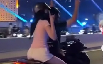 Xác minh clip chạy xe SH buông 2 tay trên cầu Ba Son, TP.HCM