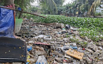 Kênh rạch tắc nghẽn vì rác và cỏ dại