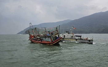 Biên phòng ứng cứu tàu cá Quảng Trị bị thủng thân ở vịnh Đà Nẵng