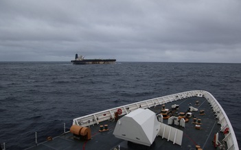 Mỹ bắt tàu chở dầu treo cờ Nga sau hơn 2 tuần truy đuổi