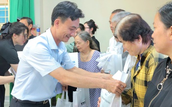 Xã Củ Chi tổ chức trao quà tết cho các hộ dân khó khăn