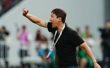 Không thể đoán trong đầu HLV Kim suy nghĩ những gì, khán giả thích mê còn đối thủ rối bời!