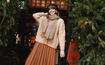 Sành điệu hơn khi phối áo len với chân váy xếp ly, váy da và quần jeans