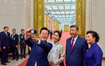 Tổng thống Hàn Quốc chụp ảnh selfie bằng Xiaomi, tặng quà quý cho Chủ tịch Trung Quốc