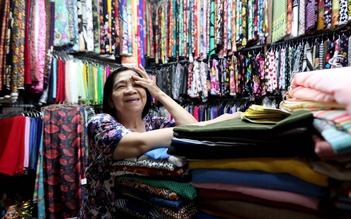 Tiểu thương lớn tuổi ở chợ truyền thống TP.HCM chật vật với sổ sách, hóa đơn