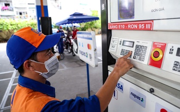 Giá xăng giảm về mức thấp nhất gần 5 năm