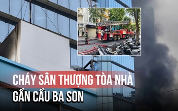 Khói đen kịt bốc cao từ đám cháy gần cầu Ba Son