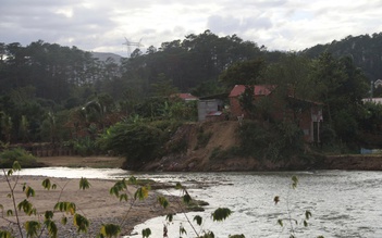 Sạt lở bờ sông Pô Kô uy hiếp khu dân cư và trường học