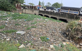 Rác tràn lan bên bờ và lòng kênh Tiêu