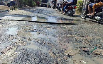 Tấm sắt đặt chênh trên đường nguy hiểm