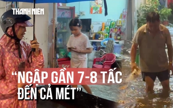 Giữa cơn mưa lớn, cả con hẻm ở TP.HCM chìm trong nước: 'Nhà cao hơn cũng bị tràn vào'
