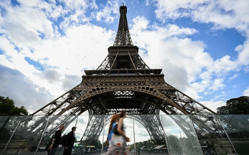 Lãnh đạo Tháp Eiffel sẽ từ chức vì vụ việc gây phẫn nộ