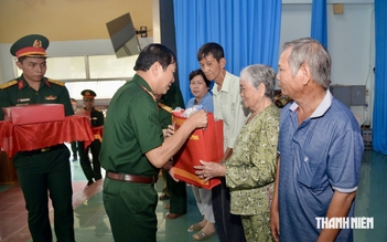 Đại tướng Nguyễn Tân Cương trao tặng 6 tỉ đồng xây nhà cho các hộ nghèo