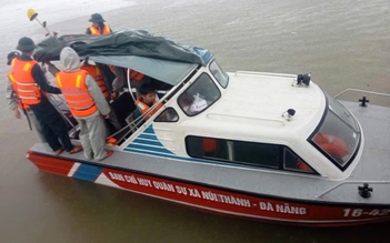 Xuyên đêm tìm người mất tích sau khi bị sét đánh trên sông Trường Giang