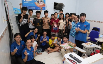 'Thầy giáo công nhân' và lớp học vui vẻ