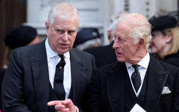 Vua Charles chi 2 triệu USD 'cứu' em trai Andrew?