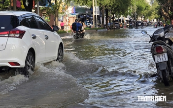 Triều cường vượt mức kỷ lục năm 2000, đường trước chợ Biên Hòa lênh láng nước
